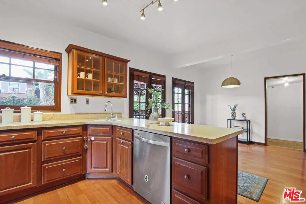 1616 W 25th Street, Los Angeles, California 90007 home-pic-8